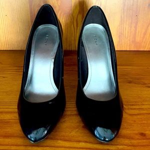 Black pumps